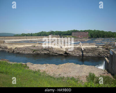 Der Holyoke Dam in Holyoke, Massachusetts, ist Teil des Holyoke Dam National Park. Der Damm spielt eine entscheidende Rolle bei der lokalen Wasserbewirtschaftung und der Stromerzeugung. Sie ist ein wesentliches Merkmal der Infrastruktur der Region, da sie durch die Kontrolle des Wasserflusses und die Bereitstellung von Wasserkraft zum lokalen Ökosystem beiträgt. Der Ort ist auch wegen seines historischen Zusammenhangs in der Energieerzeugung und der Entwicklung von Gemeinden von Bedeutung. Stockfoto