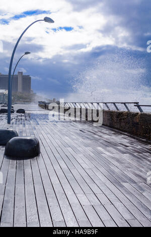 TEL-AVIV - 25. Januar 2016: Winter-Szene, in der Verbindung der Hafen von Tel-Aviv, Israel. Die Port-Verbindung wurde als Essecke und kommerziellen restauriert. Stockfoto