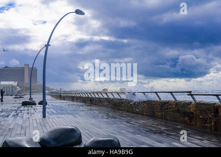 TEL-AVIV - 25. Januar 2016: Winter-Szene, in der Verbindung, mit einem Besucher, Israel Tel-Aviv Port. Die Port-Verbindung wurde als ein Ess- und Comme restauriert. Stockfoto