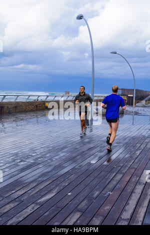 TEL-AVIV - 25. Januar 2016: Winter-Szene, in der Tel-Aviv Port Verbindung, bei Joggern, Israel. Die Port-Verbindung wurde als ein Ess- und Commerc restauriert. Stockfoto