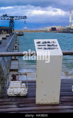 TEL-AVIV - 25. Januar 2016: Winter-Szene mit einem restaurierten alten Kran, mit Restaurants und kaufmännischen Bereich in den Hintergrund, im Hafen von Tel-Aviv, Israel. Stockfoto