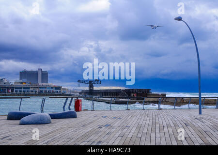 TEL-AVIV - 25. Januar 2016: Winter-Szene, in der Verbindung der Hafen von Tel-Aviv, Israel. Die Port-Verbindung wurde als Essecke und kommerziellen restauriert. Stockfoto