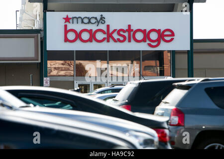 Ein Logo Zeichen außerhalb ein Macy's Backstage-Ladengeschäft in West Orange, New Jersey am 5. November 2016. Stockfoto