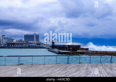 TEL-AVIV - 25. Januar 2016: Winter-Szene, in der Verbindung der Hafen von Tel-Aviv, Israel. Die Port-Verbindung wurde als Essecke und kommerziellen restauriert. Stockfoto