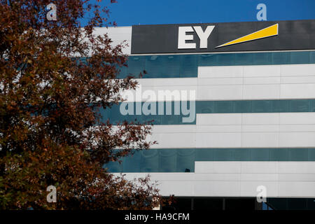 Ein Logo Zeichen außerhalb einer Einrichtung in Edison, New Jersey auf 6. November 2016 von EY (Ernst & Young) besetzt. Stockfoto