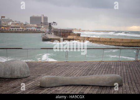 TEL-AVIV - 25. Januar 2016: Winter-Szene, in der Verbindung, mit einem Besucher, Israel Tel-Aviv Port. Die Port-Verbindung wurde als ein Ess- und Comme restauriert. Stockfoto