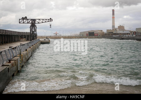 TEL-AVIV - 25. Januar 2016: Winter-Szene mit einem restaurierten alten Kran, mit Restaurants und kaufmännischen Bereich in den Hintergrund, im Hafen von Tel-Aviv, Israel. Stockfoto