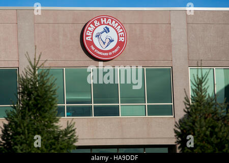 Ein Logo Zeichen außerhalb der Hauptsitz der Kirche & Dwight Co., Inc., in Ewing Township, New Jersey auf 6. November 2016. Stockfoto