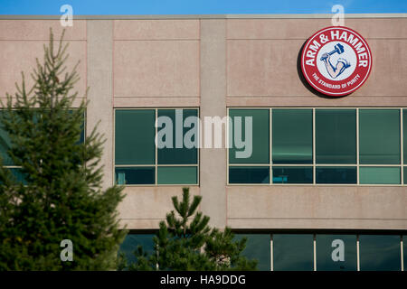 Ein Logo Zeichen außerhalb der Hauptsitz der Kirche & Dwight Co., Inc., in Ewing Township, New Jersey auf 6. November 2016. Stockfoto