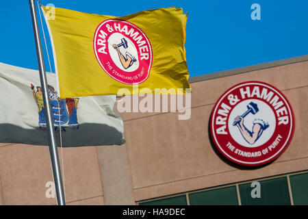 Ein Logo Zeichen außerhalb der Hauptsitz der Kirche & Dwight Co., Inc., in Ewing Township, New Jersey auf 6. November 2016. Stockfoto