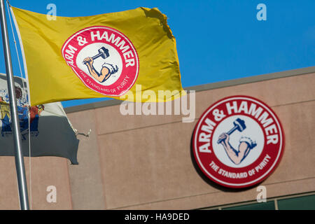 Ein Logo Zeichen außerhalb der Hauptsitz der Kirche & Dwight Co., Inc., in Ewing Township, New Jersey auf 6. November 2016. Stockfoto