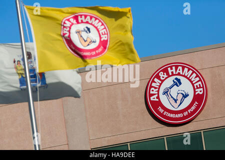 Ein Logo Zeichen außerhalb der Hauptsitz der Kirche & Dwight Co., Inc., in Ewing Township, New Jersey auf 6. November 2016. Stockfoto