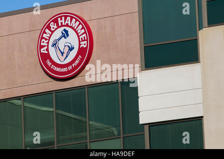 Ein Logo Zeichen außerhalb der Hauptsitz der Kirche & Dwight Co., Inc., in Ewing Township, New Jersey auf 6. November 2016. Stockfoto