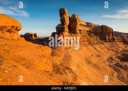 Im Needles District im Canyonlands National Park gibt es dramatische Sandsteinspitzen. Der Blick auf den Sonnenaufgang des Parks bietet atemberaubende Ausblicke und zeigt die Schönheit der Wüstenlandschaft mit satten Farben und klarem Himmel. Stockfoto