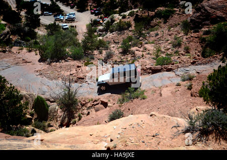 Ein malerischer Blick auf den Needles-Abschnitt des Canyonlands National Park. Die Gegend ist bekannt für ihre markanten Felsformationen und bietet Möglichkeiten zum Wandern, Fotografieren und Erkunden der einzigartigen Geologie. Stockfoto