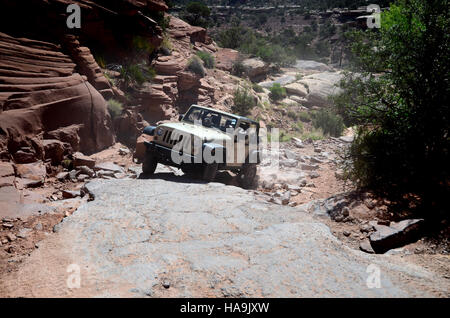 Der Canyonlands National Park bietet einzigartige Allradfahrgelegenheiten, vor allem im Needles District. Dieses zerklüftete Gelände zieht Geländefans an, die die abgelegene, atemberaubende Landschaft des Parks mit Türmen und Felsformationen erkunden möchten. Stockfoto
