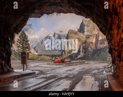 Yosemite-Nationalpark. Früh am Morgen Winter tunnel-Blick aus dem Inneren des Tunnels auf der Wawona rd. Bridalveil Fall auf der rechten Seite Stockfoto