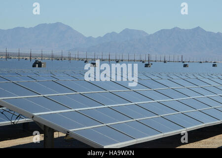Die erste Solar Desert Sunlight Solar Farm, eine der größten Solarstromanlagen in den USA, trägt zur Erzeugung erneuerbarer Energien bei und bewahrt gleichzeitig die Naturlandschaften in einem Nationalpark. Stockfoto