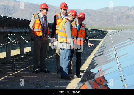 Das Bild zeigt die Desert Sunlight Solar Farm, die sich in einem Nationalpark befindet und ihre Rolle bei der Erzeugung erneuerbarer Energien und der ökologischen Nachhaltigkeit demonstriert. Stockfoto