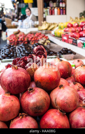 TEL-AVIV, ISRAEL-17. Januar 2014: Granatäpfel auf Verkauf in Carmel Market (Shuk HaCarmel) in Tel Aviv. Stockfoto