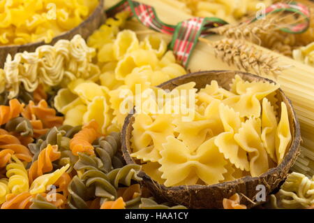 verschiedene Arten von Teigwaren auf einem Haufen Stockfoto