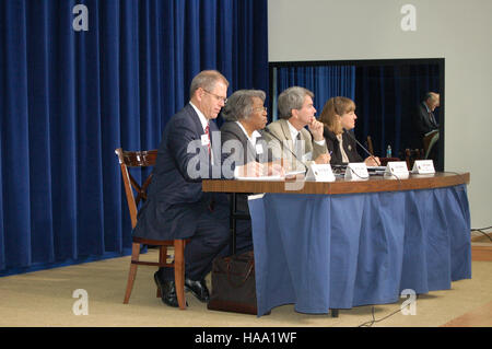 Sekretär Salazar veranstaltete im Weißen Haus ein Forum, das sich mit erneuerbaren Energien, der Schaffung von Arbeitsplätzen und der Bekämpfung des Klimawandels befasst. Ziel des Forums war es, Energielösungen zu fördern, die die Umweltauswirkungen verringern und eine nachhaltige Entwicklung fördern. Stockfoto