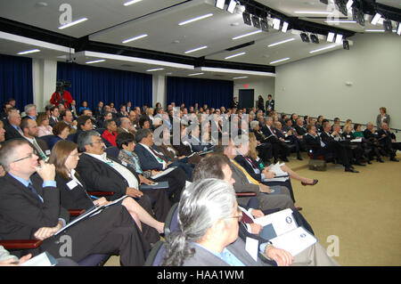 Innenminister Ken Salazar veranstaltete im Weißen Haus ein Forum, das sich mit erneuerbaren Energien, der Schaffung von Arbeitsplätzen und den Auswirkungen des Klimawandels befasst. Auf der Veranstaltung wurden die Bemühungen um den Übergang zu einer sauberen Energiewirtschaft und die Anpassung an die Umweltprobleme hervorgehoben. Stockfoto