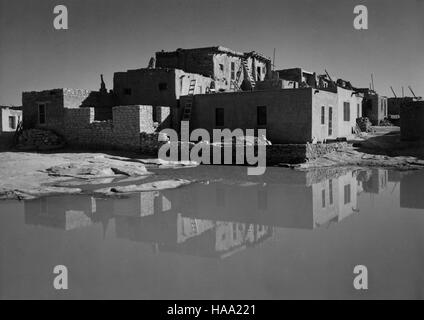 Ansel Adams’ Mural Project (1941-1942) machte beeindruckende Schwarzweißbilder von Nationalparks und zeigte die Schönheit und Pracht der amerikanischen Naturlandschaften während des frühen 20. Jahrhunderts. Stockfoto