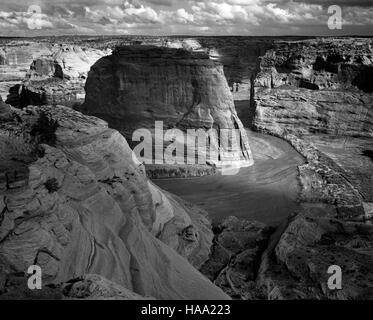 Das Ansel Adams Mural Project (1941-1942) fängt die Schönheit der Nationalparks mit einer Reihe atemberaubender Fotos ein. Dieses Projekt hebt Adams' fotografischen Stil und seinen Beitrag zum Umweltschutz und zur Erhaltung des Nationalparks hervor. Stockfoto