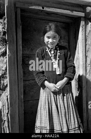 Ansel Adams’ Mural Project (1941–1942) erfasst die natürliche Schönheit der amerikanischen Nationalparks. Seine Schwarzweiß-Fotografien sind nach wie vor ikonische Darstellungen der Landschaften, die er während seiner Zeit beim National Park Service dokumentierte. Stockfoto