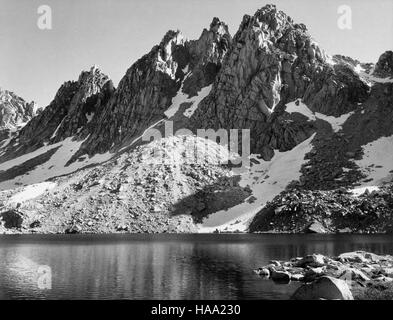 Ansel Adams' Mural Project (1941-1942) fängt die Pracht der Nationalparks mit einer Reihe von ikonischen Fotografien ein. Diese Bilder, die von der US-Regierung in Auftrag gegeben wurden, heben die Schönheit und die Bedeutung der amerikanischen Landschaft im 20. Jahrhundert hervor. Stockfoto