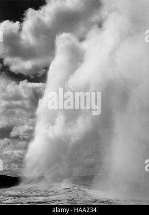 Dieses Bild zeigt Ansel Adams' Mural Project von 1941 bis 1942, das vom Innenministerium in Auftrag gegeben wurde. Seine ikonischen Fotos von Nationalparks halfen dazu, die Schönheit dieses öffentlichen Landes durch Kunst zu erhalten und zu fördern. Stockfoto
