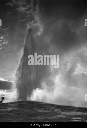 Ansel Adams’ berühmtes Mural Project (1941-1942) fängt atemberaubende Landschaften der Nationalparks ein und zeigt die majestätische Schönheit der amerikanischen Wildnis. Seine Arbeit unterstreicht die Bedeutung der Erhaltung für zukünftige Generationen. Stockfoto