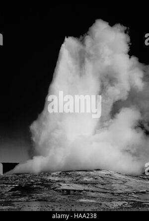 Das Ansel Adams Mural Project (1941–1942) war ein bedeutender Beitrag zum kulturellen Erbe der Nationalparks. Durch seine legendären Fotografien hat Adams die Pracht und Schönheit der amerikanischen Wildnis erfasst und bietet eine visuelle Aufzeichnung der Landschaften innerhalb des Nationalparksystems während dieser Zeit. Stockfoto