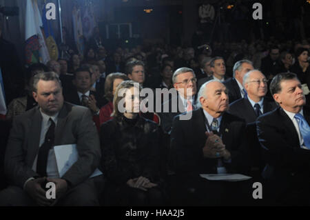Präsident Obama und Sekretär Salazar veranstalteten die zweite Tribal Nations Conference des Weißen Hauses, um Fragen zu erörtern, die indianische Gemeinschaften betreffen. Im Mittelpunkt der Konferenz standen die Stärkung der Beziehungen zwischen den Regierungen und die Verbesserung der Möglichkeiten für Stammesstaaten. Stockfoto