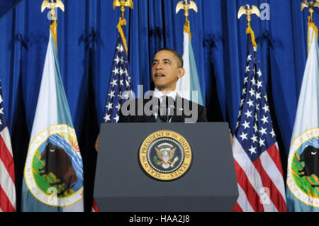 Präsident Obama und Sekretär Salazar veranstalteten die zweite Tribal Nations Conference des Weißen Hauses, um Fragen zu erörtern, die sich auf indianische Gemeinschaften auswirken, wobei der Schwerpunkt auf Beziehungen zwischen Regierung und Regierung, Landbewirtschaftung und Umweltschutz in Nationalparks lag. Stockfoto