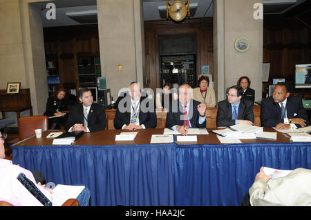 Präsident Obama und Sekretär Salazar veranstalteten die zweite Tribal Nations Conference des Weißen Hauses, in der die Bedeutung der Führung der Indianer und der Zusammenarbeit in Fragen des Nationalparks und der Erhaltung hervorgehoben wurde. Stockfoto
