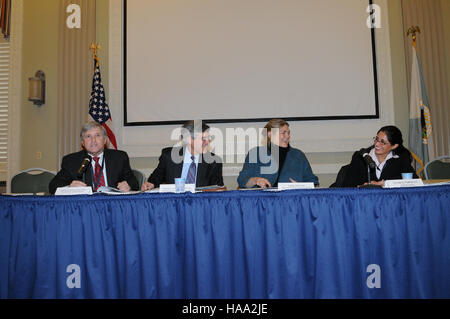 Präsident Obama und Sekretär Salazar veranstalteten die zweite Tribal Nations Conference des Weißen Hauses, bei der amerikanische indische Führer über Themen im Zusammenhang mit Stämmen, Land und Kulturerhaltung diskutierten. Auf dieser Konferenz wurden die laufenden Bemühungen zur Unterstützung der indianischen Gemeinschaften hervorgehoben. Stockfoto