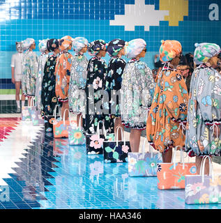 NEW YORK, NY - 12., 2016: Modelle posieren auf dem Laufsteg bei der Modenschau von Thom Browne Frühling Sommer 2017 während NYFW Stockfoto