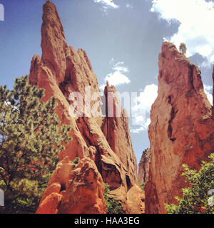 Der Garden of the Gods in Colorado ist eine einzigartige geologische Formation, die für seine majestätischen roten Felsformationen, Wanderwege und malerischen Ausblicke bekannt ist. Es ist Teil eines ausgewiesenen Nationalparks, der Besucher für Outdoor-Aktivitäten und natürliche Schönheit anzieht. Stockfoto