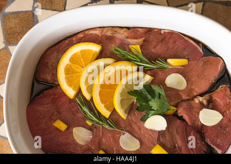 Rindfleisch in einer Schale marinieren Stockfoto