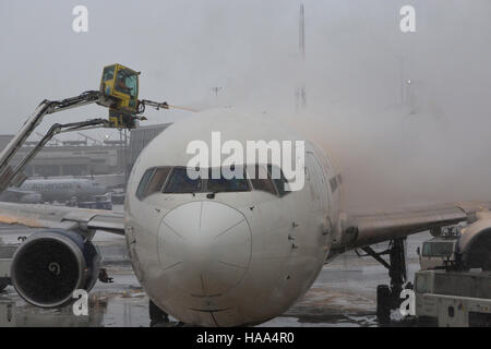 Delta Airlines Flugzeug wird de-Eistee in Boston Logan Airport Stockfoto