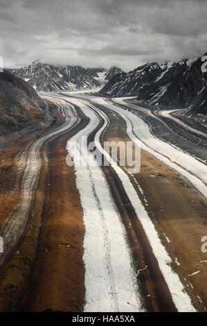 Ein Luftbild aus der Wrangell-St. Elias National Park & Preserve unterstreicht die Weite und natürliche Schönheit dieser Wildnis Alaskas. Stockfoto