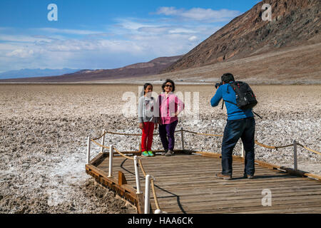 Mann die Fotos von Familie, Badwater Basin, Death Valley Nationalpark, Kalifornien, USA Stockfoto