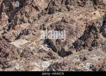 Meeresspiegel zu unterzeichnen, auf vulkanischem Gestein Berg, Badwater Basin, Death Valley Nationalpark, Kalifornien, USA Stockfoto