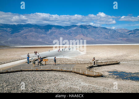 Touristen in Badwater Basin, Death Valley Nationalpark, Kalifornien, USA Stockfoto