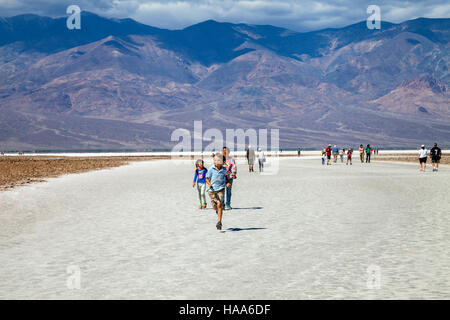 Junge läuft in der Salz-Becken, Badwater Basin, Death Valley Nationalpark, Kalifornien, USA Stockfoto