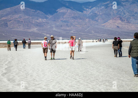 Touristen in Badwater Basin, Death Valley Nationalpark, Kalifornien, USA Stockfoto