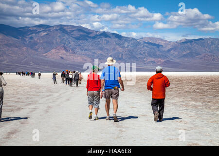 Touristen in Badwater Basin, Death Valley Nationalpark, Kalifornien, USA Stockfoto