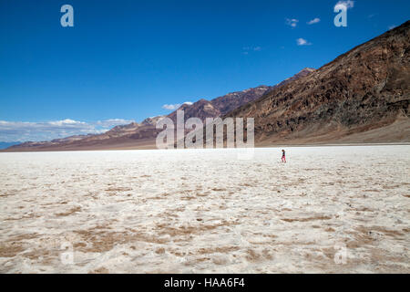 Junge Mädchen, die zu Fuß in der Mitte der Badwater Basin, Death Valley Nationalpark, Kalifornien, USA Stockfoto